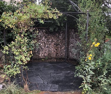 Gartenunterhalt in Bülach: gepflegte Sitzplätze, Rasenkanten und Naturstein – perfekt für...