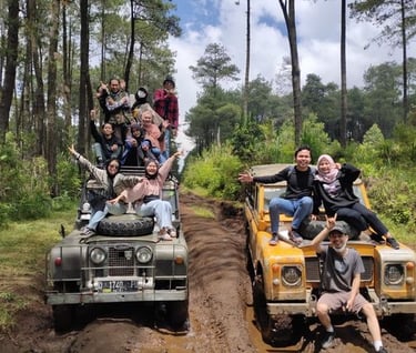 Wisata off road Lembang bersama rombongan di atas jeep 4x4 di tengah hutan pinus, suasana seru dan ceria di jalur tanah
