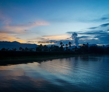 Potret Situ Cileunca saat matahari terbenam, menampilkan refleksi langit senja di permukaan danau, siluet pegunungan, dan pep