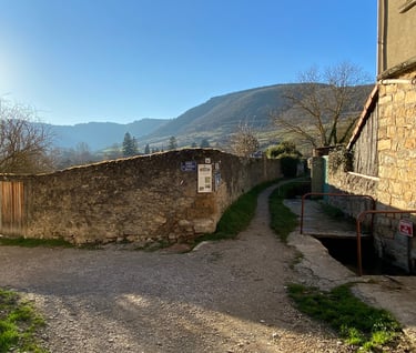 Ruelle dans le village proche du camping des deux sequoias