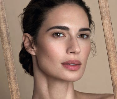 ein Frauengesicht in einem Holzbilderrahmen