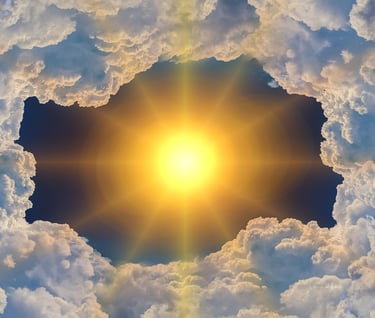 eine Wolkenformation bei der die Wolken das Sonnenlicht umgeben, eine Quelle von Licht und Schatten