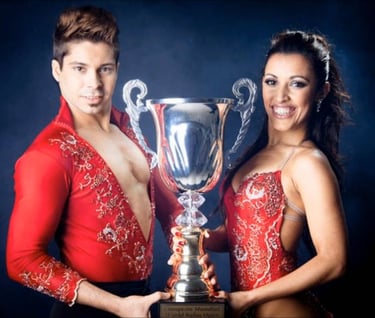 casal de dança com trofeu de campeão