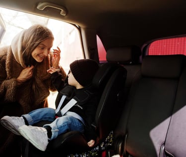 mãe e filho no carro
