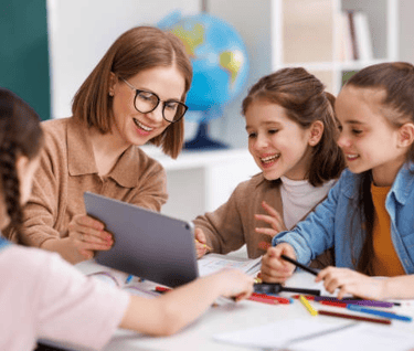 Família e professores usando realidade aumentada e gamificação na aprendizagem