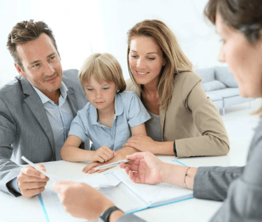 Psicopedagogo orientando criança e família sobre dificuldades de aprendizagem na escola.