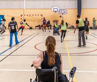 Un terrain de basket avec de joueurs et un femme de dos