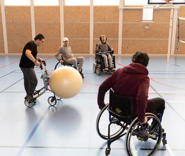 4 personnes avec des capacités différentes