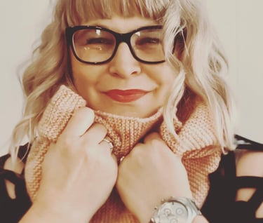 Wiman with glasses and knitted cowl