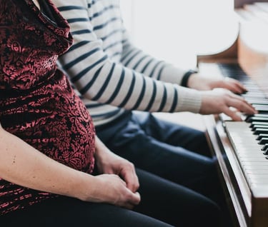 mains d'enfant jouant du piano