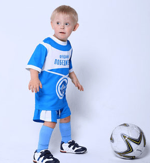 petit enfant en tenu de foot