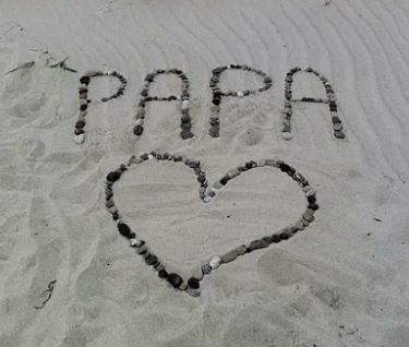 cœur dessiné dans le sable avec papa