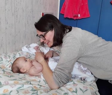 femme massant son bébé