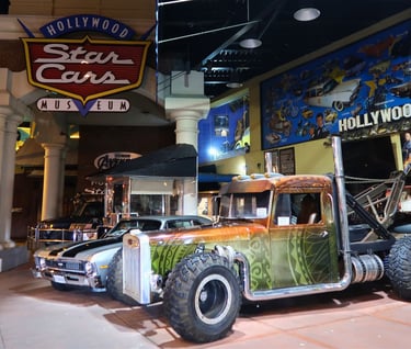 Hollywood CarS Staes Muesum - outside front entrance at night