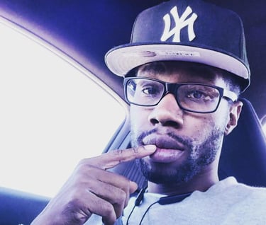 a man in a baseball cap and glasses