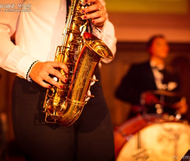 Lina Peters, saxofonista em Lisboa, a atuar num evento ao vivo