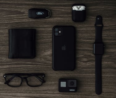 Kit EDC completo com celular, relógio digital, óculos, carteira, câmera e fone de ouvido 