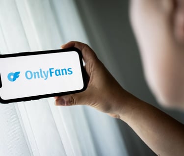 OnlyFans vs. Patreon, Fansly și ManyVids: comparație clară pentru creatorii din România.