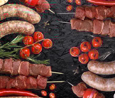 Assortiment Viande halal crue : brochettes de bœuf, merguez et saucisses avec tomates cerises.