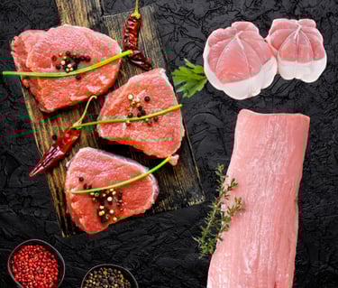 Veau halal cru : pavés et morceau entier assaisonnés avec herbes et épices sur planche.