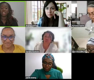 un grupo de mujeres afro reunidas por videoconferencia