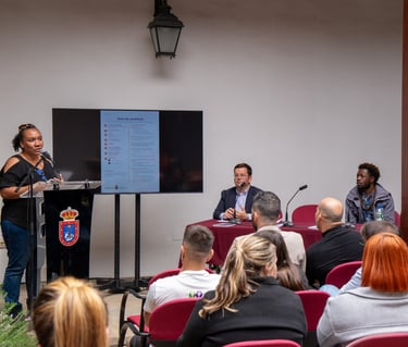 mujer africana hablando al microfono en un podium