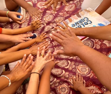 un grupo de personas afro con manos en circulo