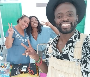 un hombre y dos mujeres afros posando para selfie