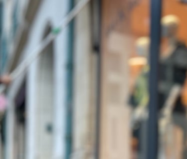 Agent de M & M Services Pro effectuant le nettoyage des sols dans un commerce à Rouen