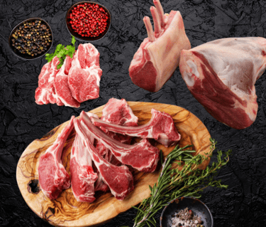 Agneau halal cru : côtelettes, morceaux et gigot avec herbes fraîches sur planche.
