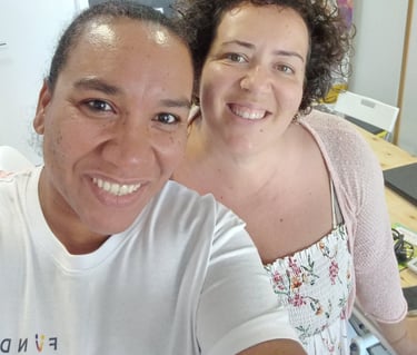 Dos mujeres delante de una pizarra haciendose un selfie