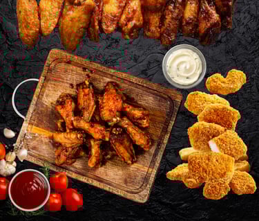 Produits halal surgelé : ailes marinées, nuggets panés et sauce sur planche en bois.