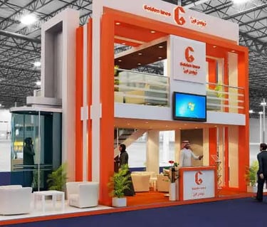 معرض بتصميم عصري يستخدم خامات متعددة لإبراز المنتجات.بوث عصري، خامات متعددة، إبراز المنتجات.