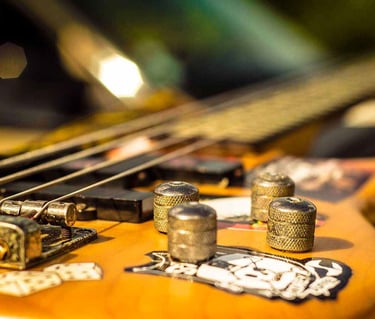 Gros plan sur une guitare vibrante, capturé par Thomas Bordas.