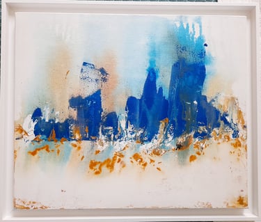 Peinture abstraite acrylique, reflets urbains fragmentés dans une surface d’eau.