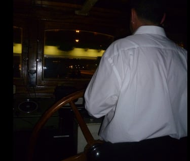 Le Capitaine de la péniche qui vous conduira au fil du Canal Du Midi