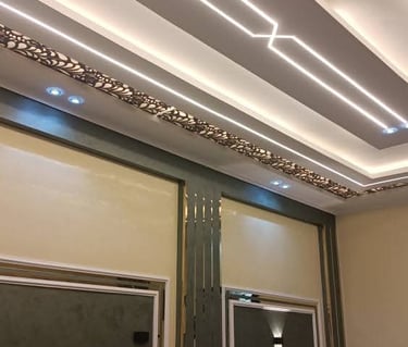 زخارف ذهبية وانارة بيضاء بالمدينة