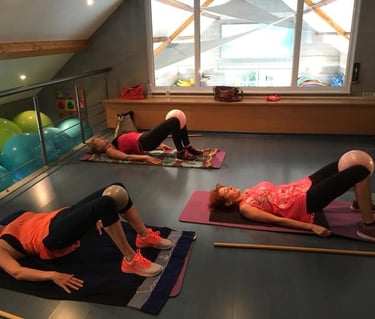 Un groupe de personnes faisant des exercices de yoga sur un tapis.