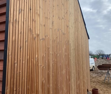 Traditionelt dansk håndværk kombineret med moderne byggeteknik og materialer.