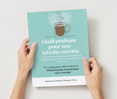 Couverture du cahier d'exercice tenu par une personne