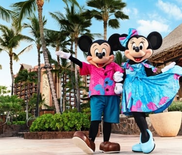 Mickey y Minnie Mouse en Aulani a Disney Resort and Spa con ropa tradicional hawaiiana
