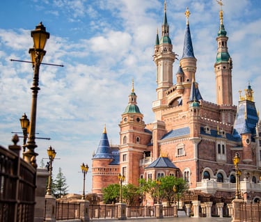 Castillo de Shanghai Disneyland visto desde un perfil