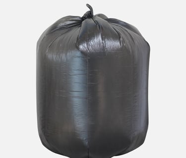 Saco para lixo preto no fundo branco.