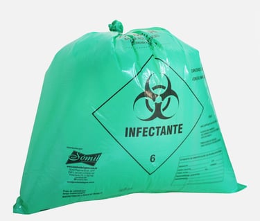 Saco hamper para roupa hospitalar verde com simbologia no fundo branco.