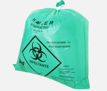 Saco hamper para roupa hospitalar verde com simbologia no fundo branco.