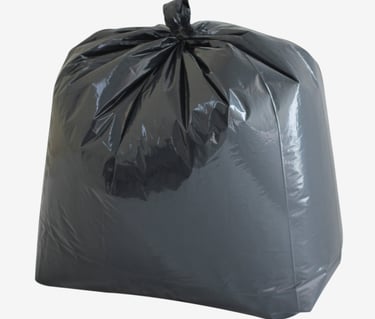 Saco para lixo preto no fundo branco.