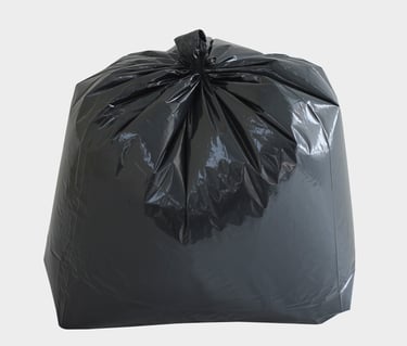 Saco para lixo preto no fundo branco.