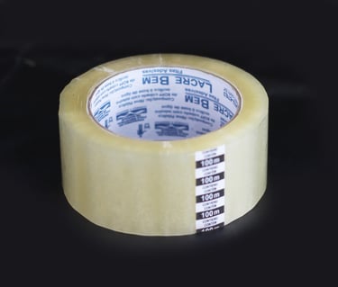 Rolo de fita adesiva grossa em fundo preto