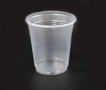Copo de plástico transparente 180ml em fundo preto