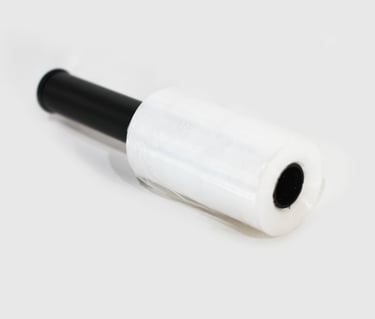 Rolo pequeno de filme stretch com cabo aplicador preto no fundo branco